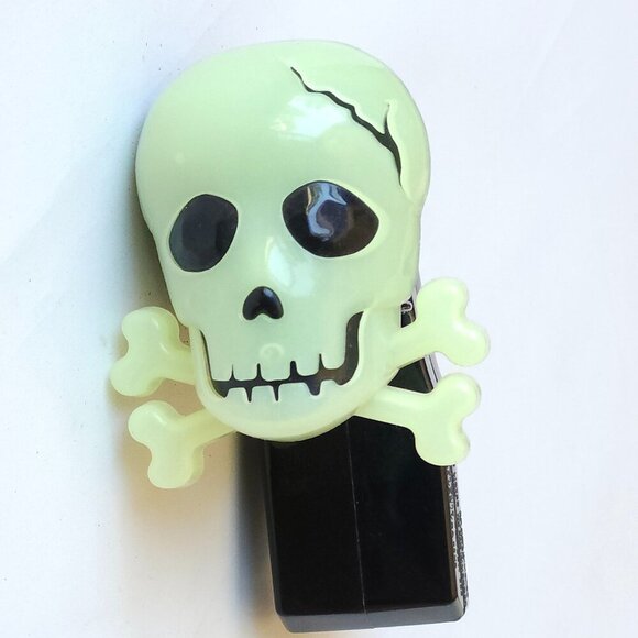 BATH AND BODY WORKS HALLOWEEN GLOW IN THE DARK SKULL WALLFLOWER BNIP - Picture 1 of 8